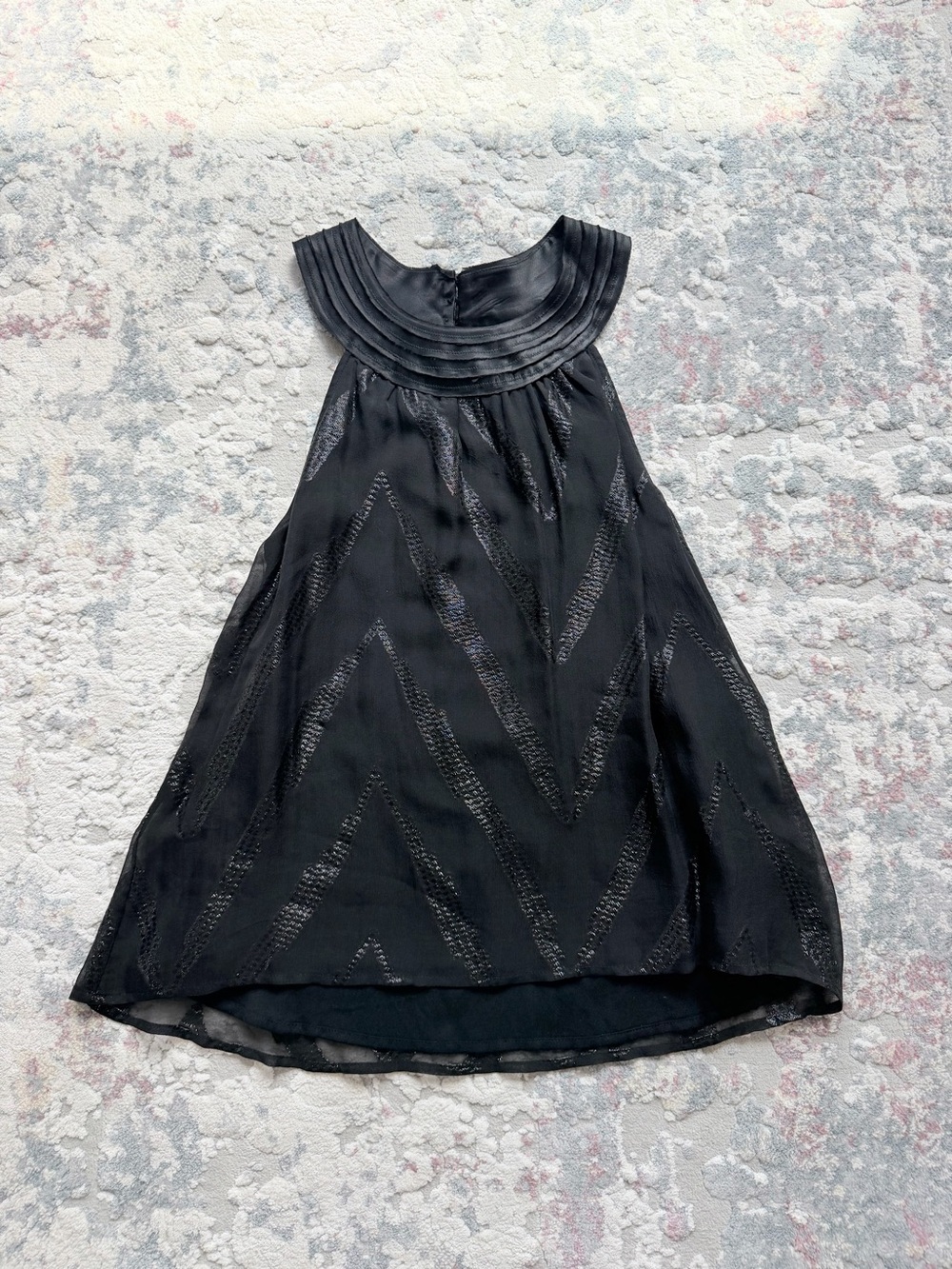 Ella Moss Black Sleeveless Chevron-Textured Blouse with Pleated Round Yoke